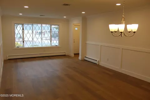 Living - 8 Jericho Rd, Berkeley, NJ 08721 photo 4 of 7