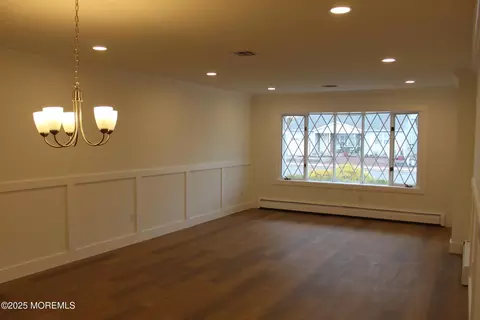 Living - 8 Jericho Rd, Berkeley, NJ 08721 photo 5 of 7