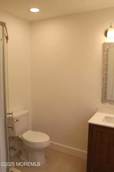 Bath - 8 Jericho Rd, Berkeley, NJ 08721 photo 2 of 5