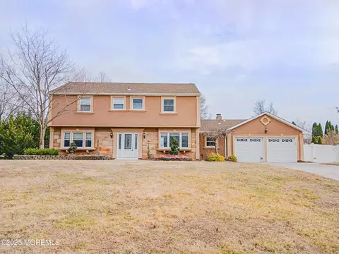 48 Smallwood Ln, Manalapan, NJ 07726