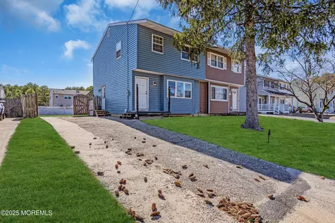 808 Laurel St, Lakehurst, NJ 08733