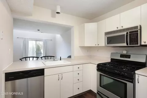 48 Richmond Ct, Tinton Falls, NJ 07712