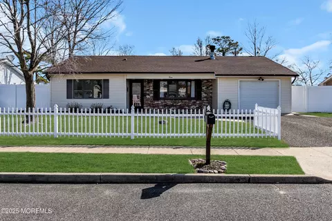 3 Roxbury Dr, Barnegat, NJ 08005