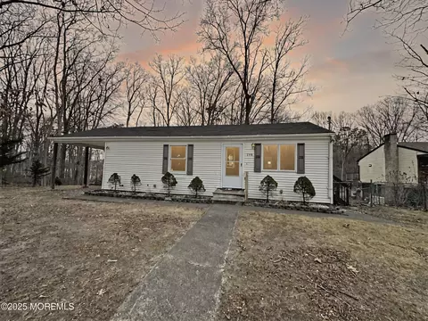 198 Lemon Rd, Farmingdale, NJ 07727