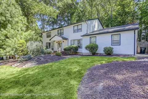 8 Churchill Ct, Morganville, NJ 07751