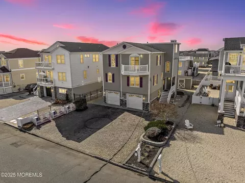 272 N 9th St, Surf City, NJ 08008