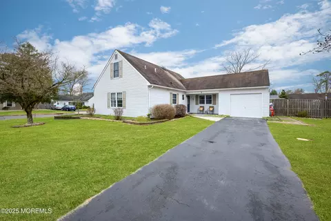 1 Mendon Dr, Howell, NJ 07731