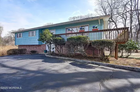 2 Overlook Dr, Holmdel, NJ 07733