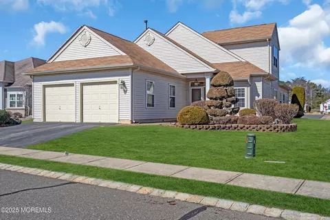 19 Lorenzo Rd, Manchester, NJ 08759