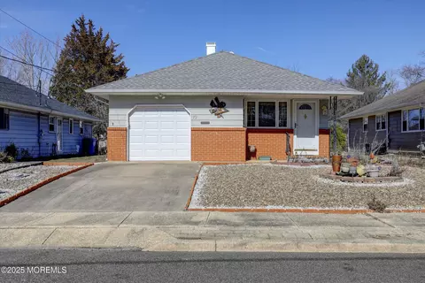 72 Mount Matterhorn Ln, Toms River, NJ 08753