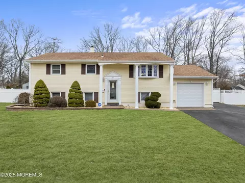 12 Nottingham Dr, Howell, NJ 07731