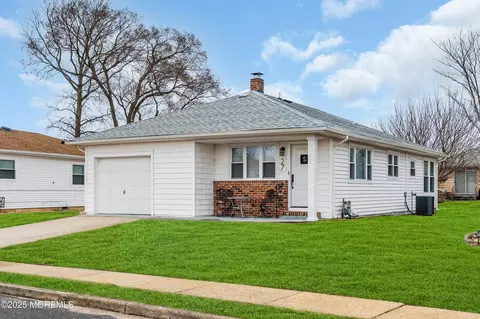 27 Roman St, Toms River, NJ 08757