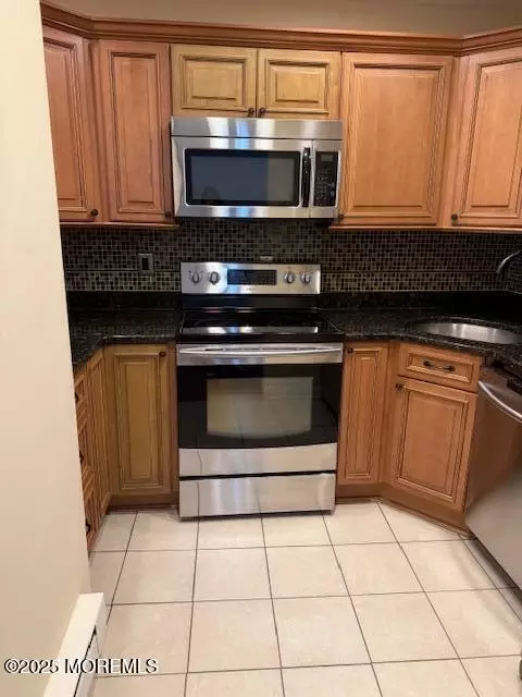 86 Arrowood Rd #J, Manalapan, NJ 07726