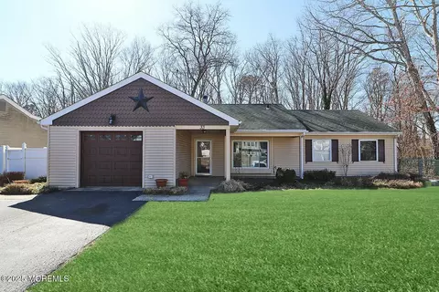33 Ravenwood Blvd, Barnegat, NJ 08005