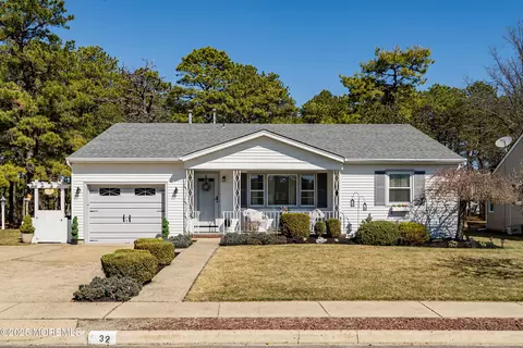 32 Whitmore Dr, Toms River, NJ 08757