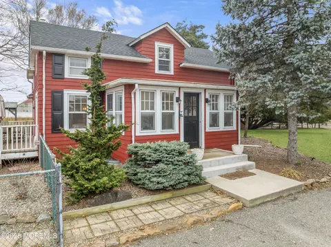 6 Bedle Rd, Hazlet, NJ 07730