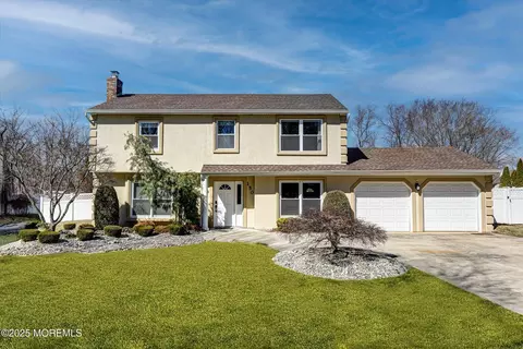 150 Sweetmans Ln, Manalapan, NJ 07726