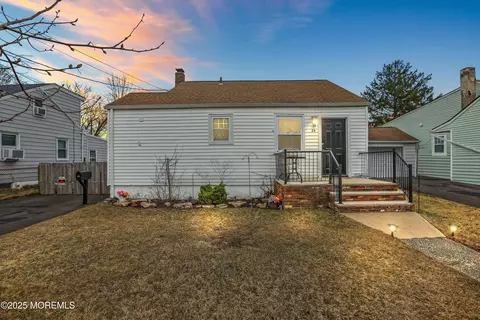 24 Eisenhower Dr, Sayreville, NJ 08872