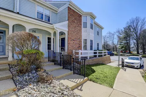 25 Tulip Ln, Freehold, NJ 07728