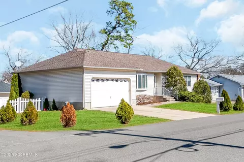 82 Bowline St, Beachwood, NJ 08722