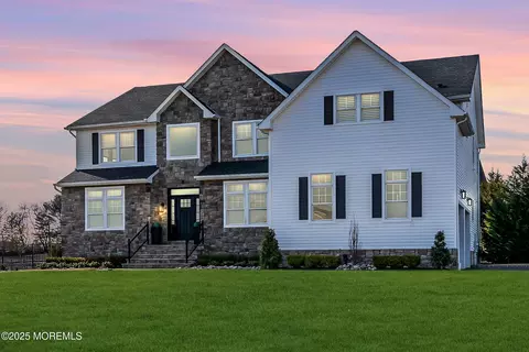 8 Northfield Ct, Freehold, NJ 07728