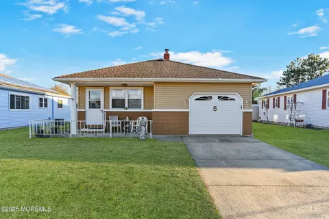 5 Falmouth St, Berkeley, NJ 08721