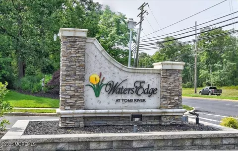 1015 Waters Edge Dr, Toms River, NJ 08753