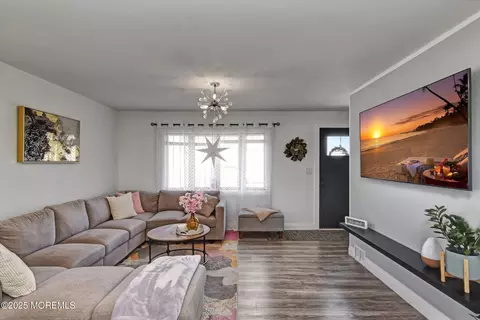 77 Buchanan Ave, Parlin, NJ 08859
