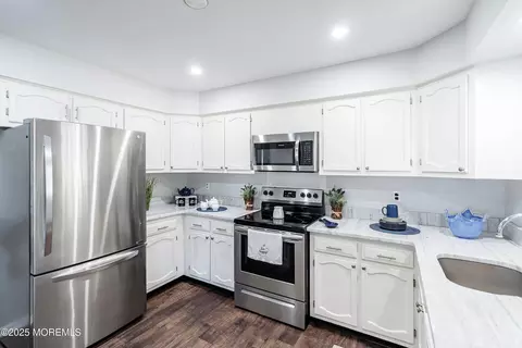 3 Dixon Ct # B, Whiting, NJ 08759