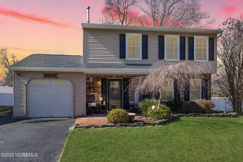 4 Lamp Post Ct, Howell, NJ 07731