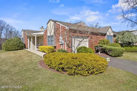 37 Lakeview Dr, Marlboro, NJ 07746