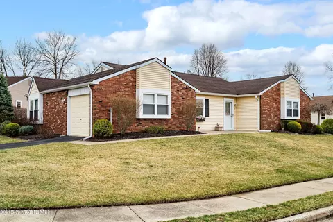 27 Suffolk Way, Marlboro, NJ 07746