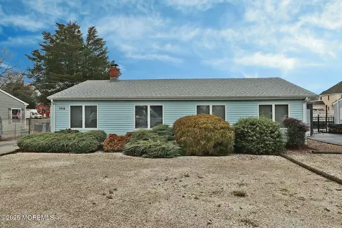 702 Chesapeake Dr, Forked River, NJ 08731