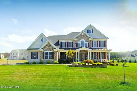 8 Preakness Dr, Monroe, NJ 08831