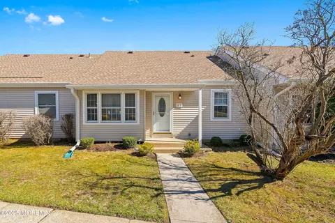 110 Henley Ct #B, Freehold, NJ 07728