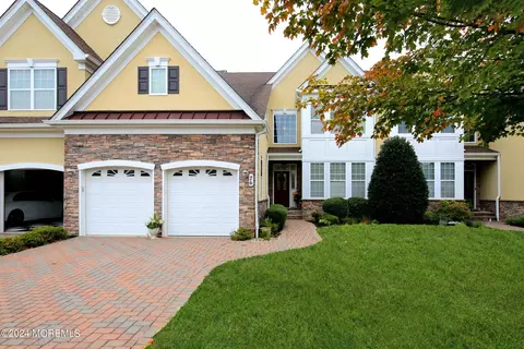 26 Aspen Ln, Tinton Falls, NJ 07724