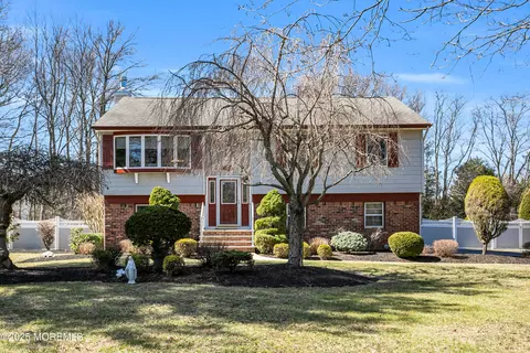95 N Leonard Ave, Leonardo, NJ 07737