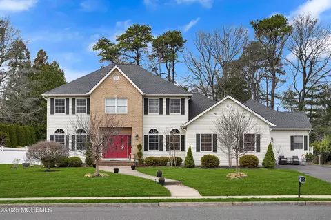 15 Buckingham Dr, Ocean, NJ 07712
