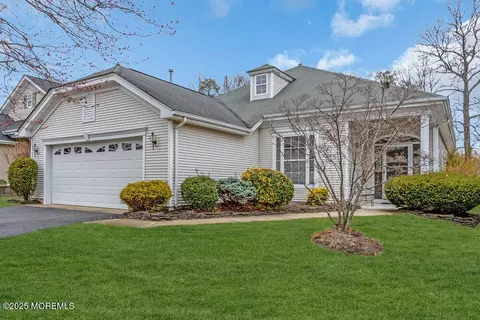 9 Greenfields Dr, Lakewood, NJ 08701