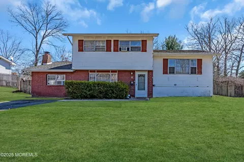 17 Princeton Dr, Jackson, NJ 08527