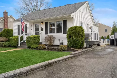 916 Park Pl, Middletown, NJ 07748