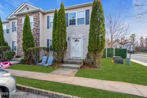 42 Aspen Ct, Lakewood, NJ 08701