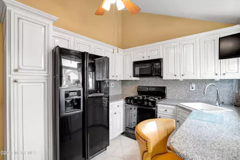 Kitchen - 43 Oak Ct #B, Brielle, NJ 08730 photo 2 of 3
