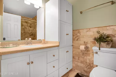 Bath - 43 Oak Ct #B, Brielle, NJ 08730 photo 2 of 4