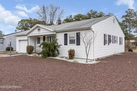 56 Millbrook Dr, Toms River, NJ 08757