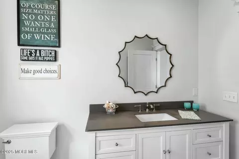 Bath - 20 Riverview Pl, Sea Bright, NJ 07760 photo 6 of 8