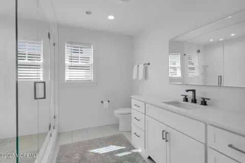 Bath - 20 Riverview Pl, Sea Bright, NJ 07760 photo 1 of 8