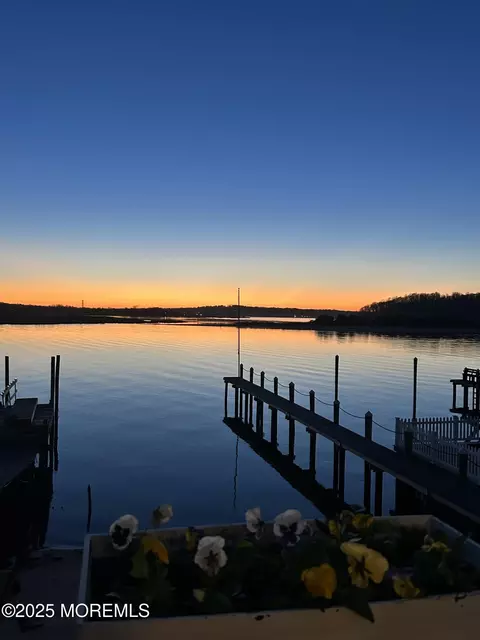 20 Riverview Pl, Sea Bright, NJ 07760
