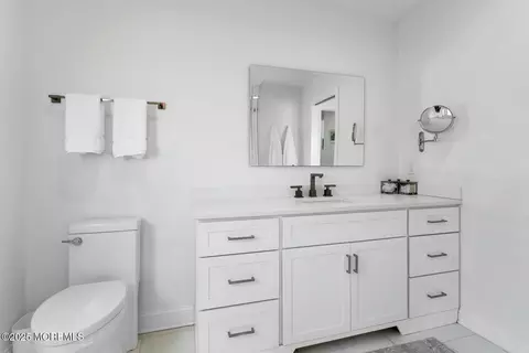 Bath - 20 Riverview Pl, Sea Bright, NJ 07760 photo 2 of 8