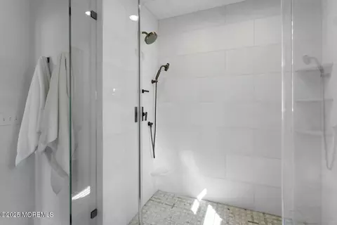 Bath - 20 Riverview Pl, Sea Bright, NJ 07760 photo 3 of 8
